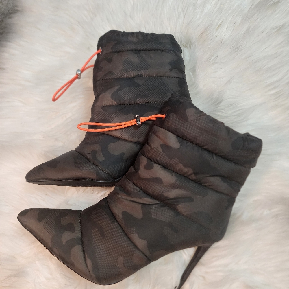 Cloak Steve Madden Camo puffer boots Size 8 NWOT